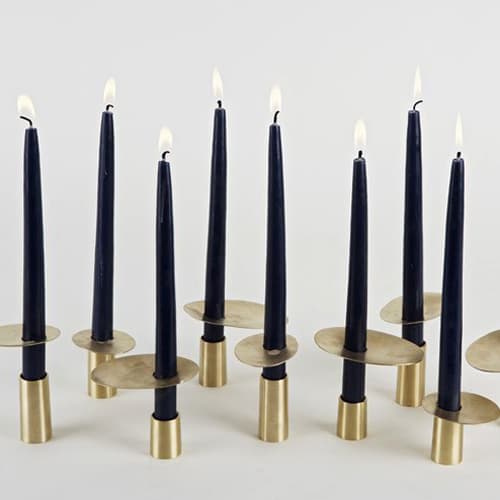 Zwarte kaarsen in metalen gouden kandelaars voor cosmopolitan luxury interieur Zwarte kaarsen in metalen gouden kandelaars voor cosmopolitan luxury interieur