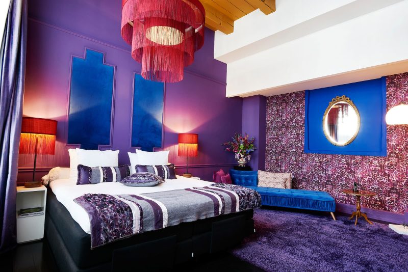 Paars blauwe hotelkamer Librije